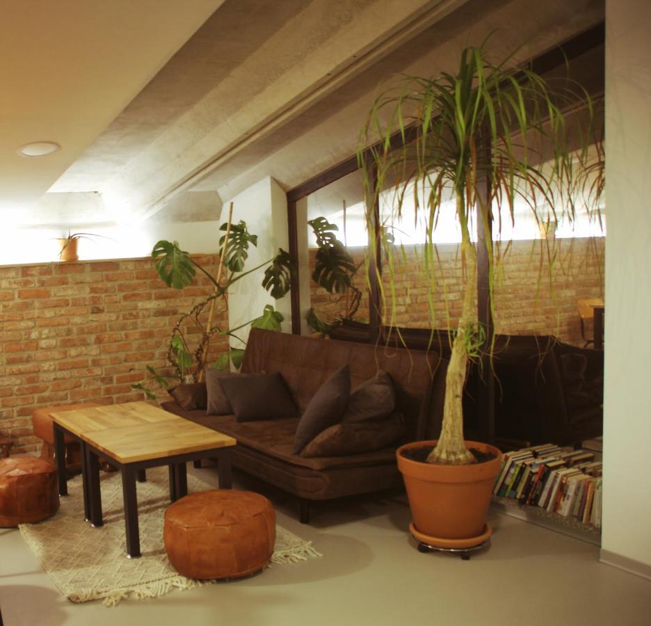 Garage Hostel ノヴァ・ゴリツァ エクステリア 写真