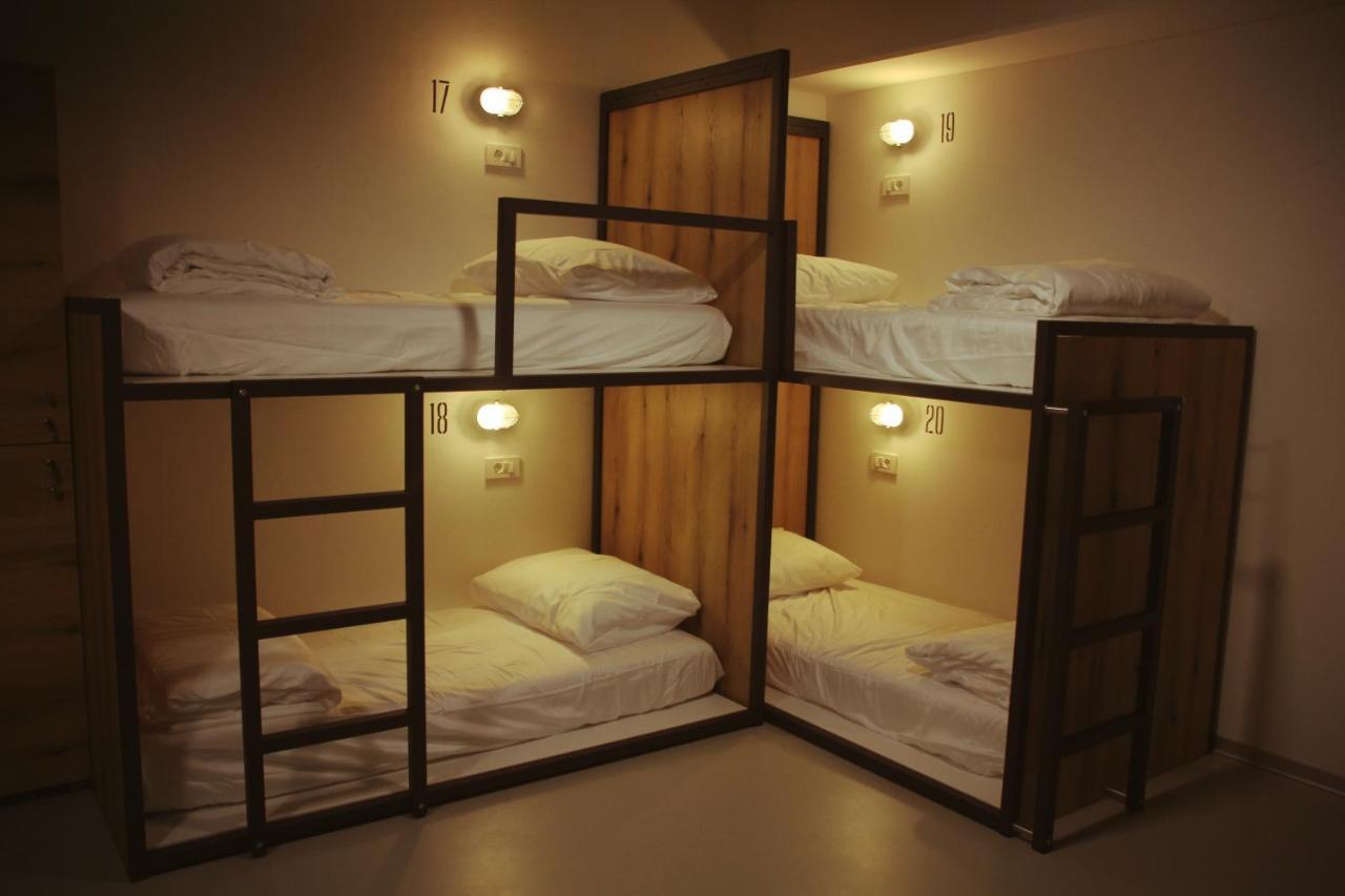 Garage Hostel ノヴァ・ゴリツァ エクステリア 写真