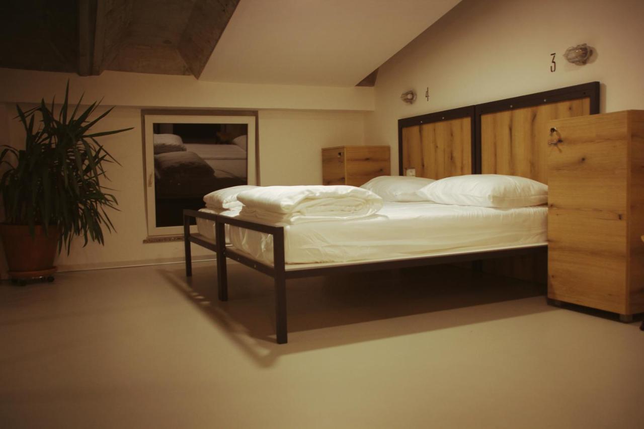 Garage Hostel ノヴァ・ゴリツァ エクステリア 写真