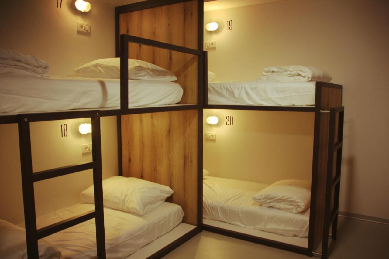 Garage Hostel ノヴァ・ゴリツァ エクステリア 写真