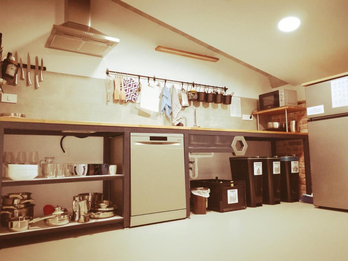Garage Hostel ノヴァ・ゴリツァ エクステリア 写真