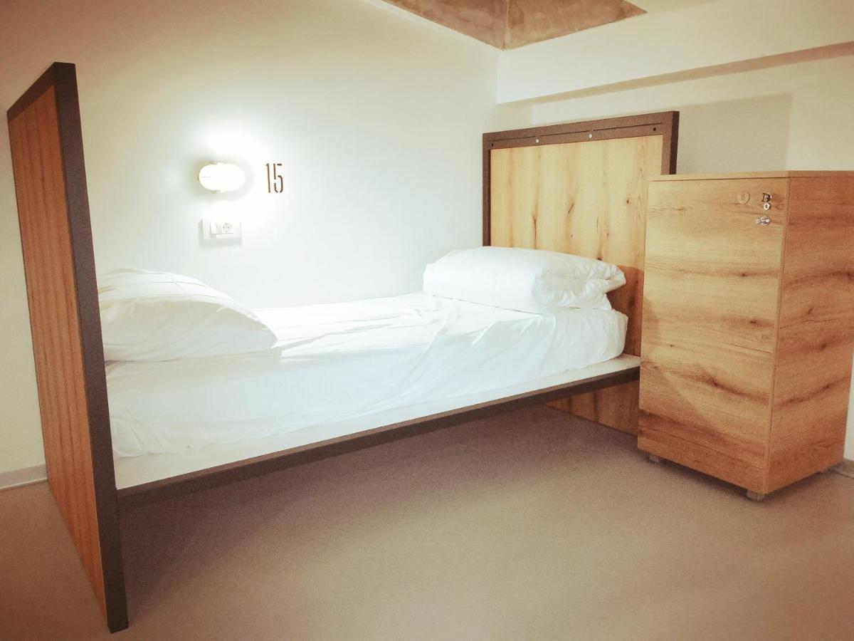 Garage Hostel ノヴァ・ゴリツァ エクステリア 写真