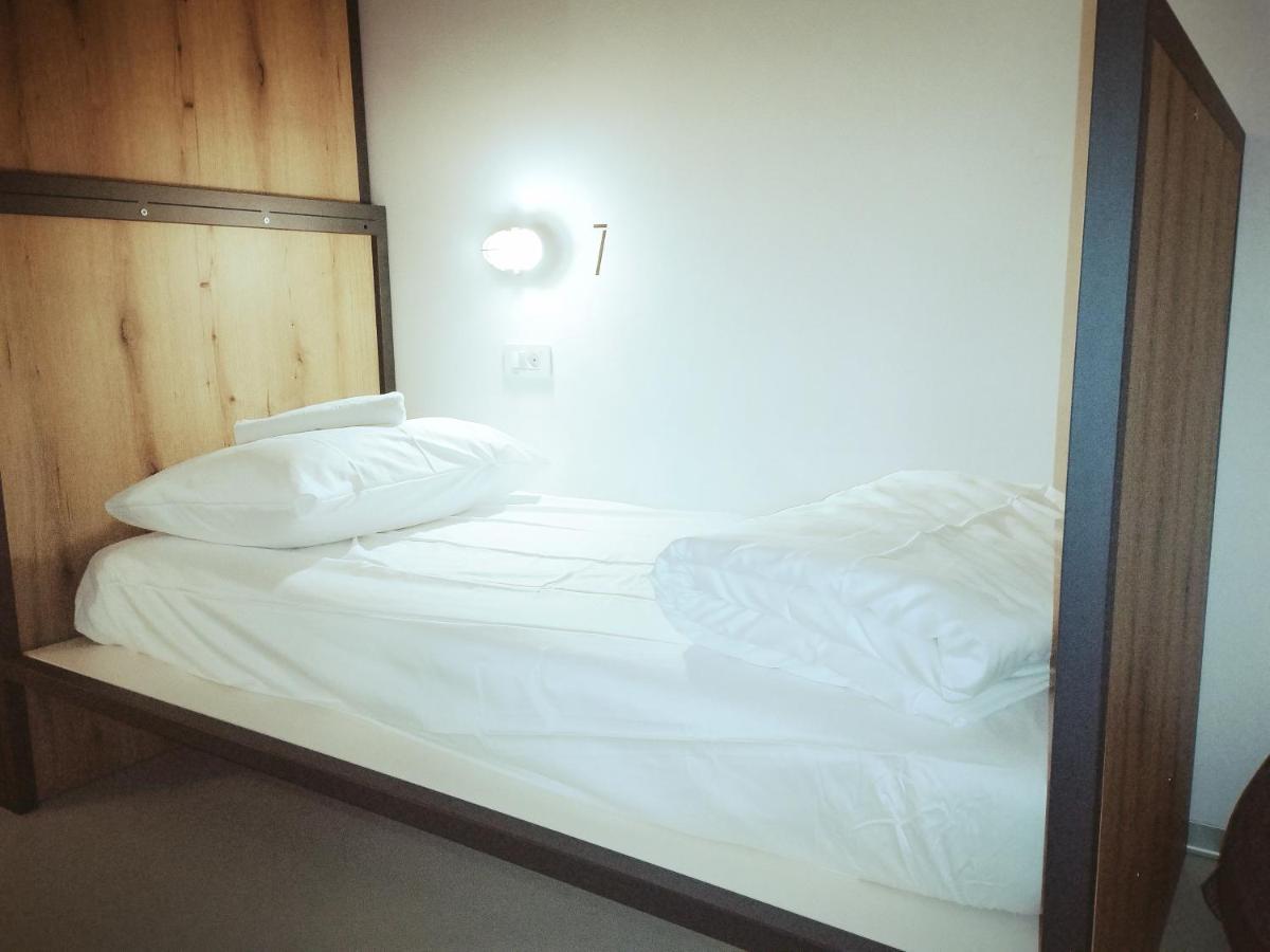 Garage Hostel ノヴァ・ゴリツァ エクステリア 写真