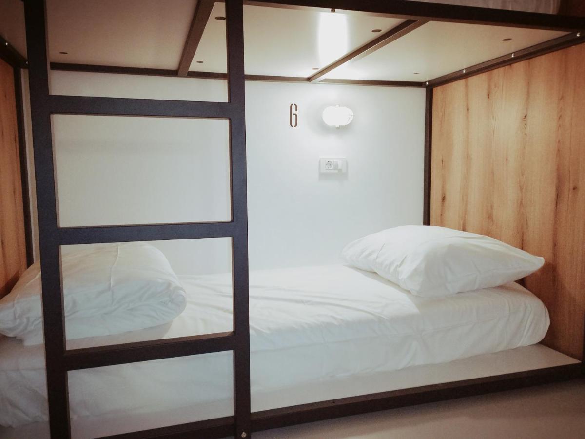 Garage Hostel ノヴァ・ゴリツァ エクステリア 写真