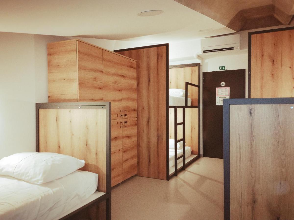 Garage Hostel ノヴァ・ゴリツァ エクステリア 写真