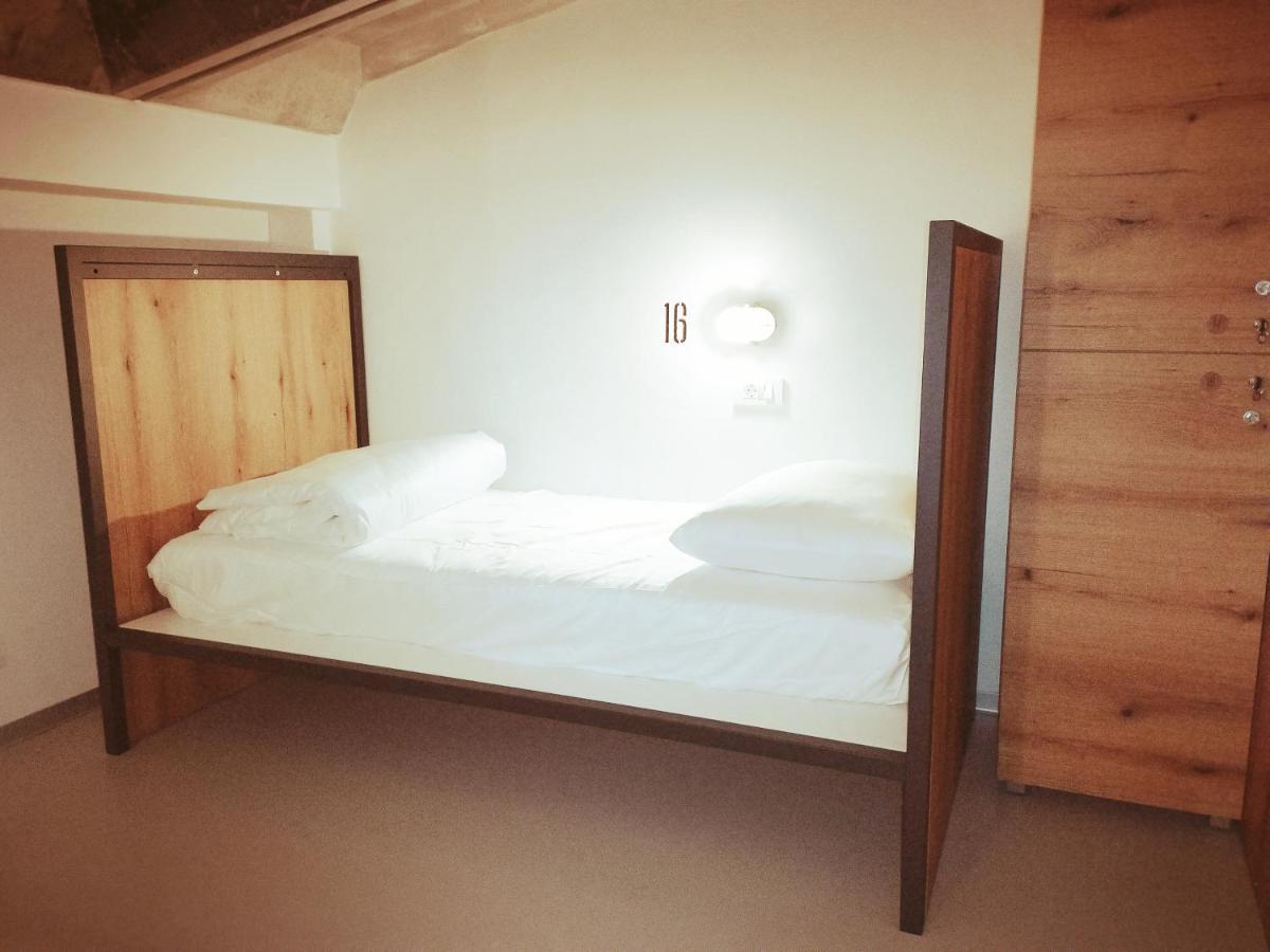 Garage Hostel ノヴァ・ゴリツァ エクステリア 写真